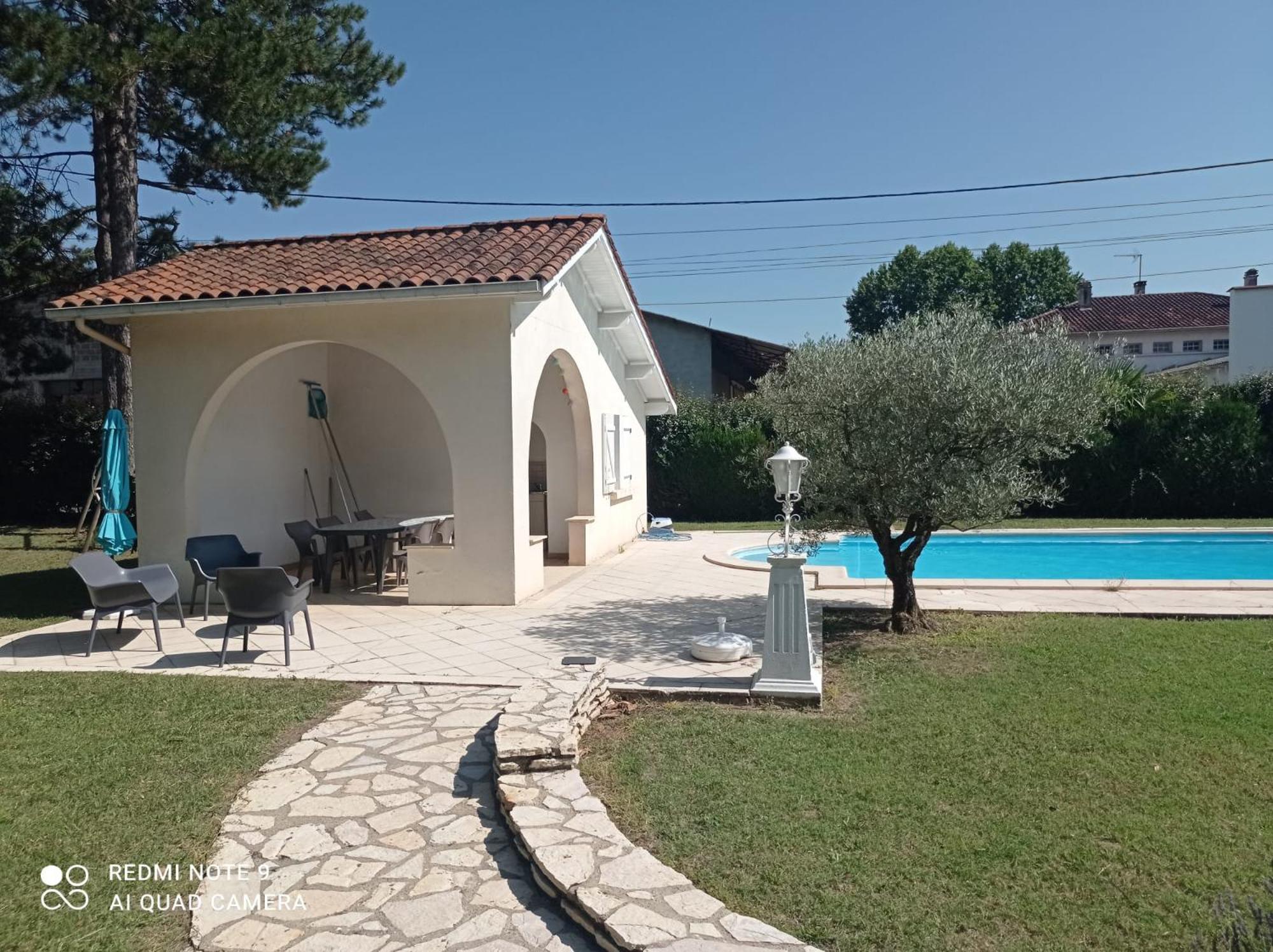 La Maison Basque Sainte-Livrade-sur-Lot Bagian luar foto