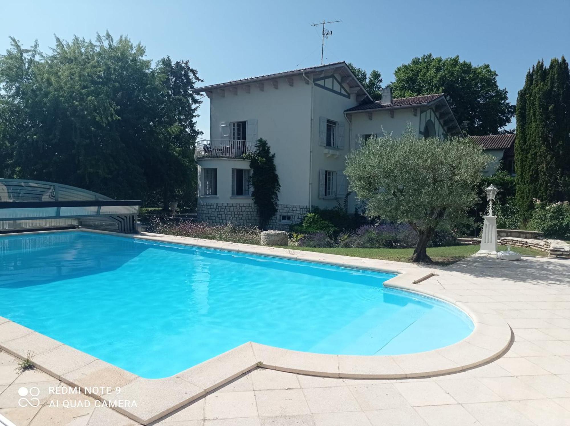 La Maison Basque Sainte-Livrade-sur-Lot Bagian luar foto