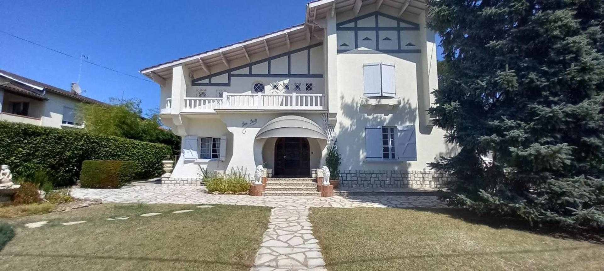 La Maison Basque Sainte-Livrade-sur-Lot Bagian luar foto